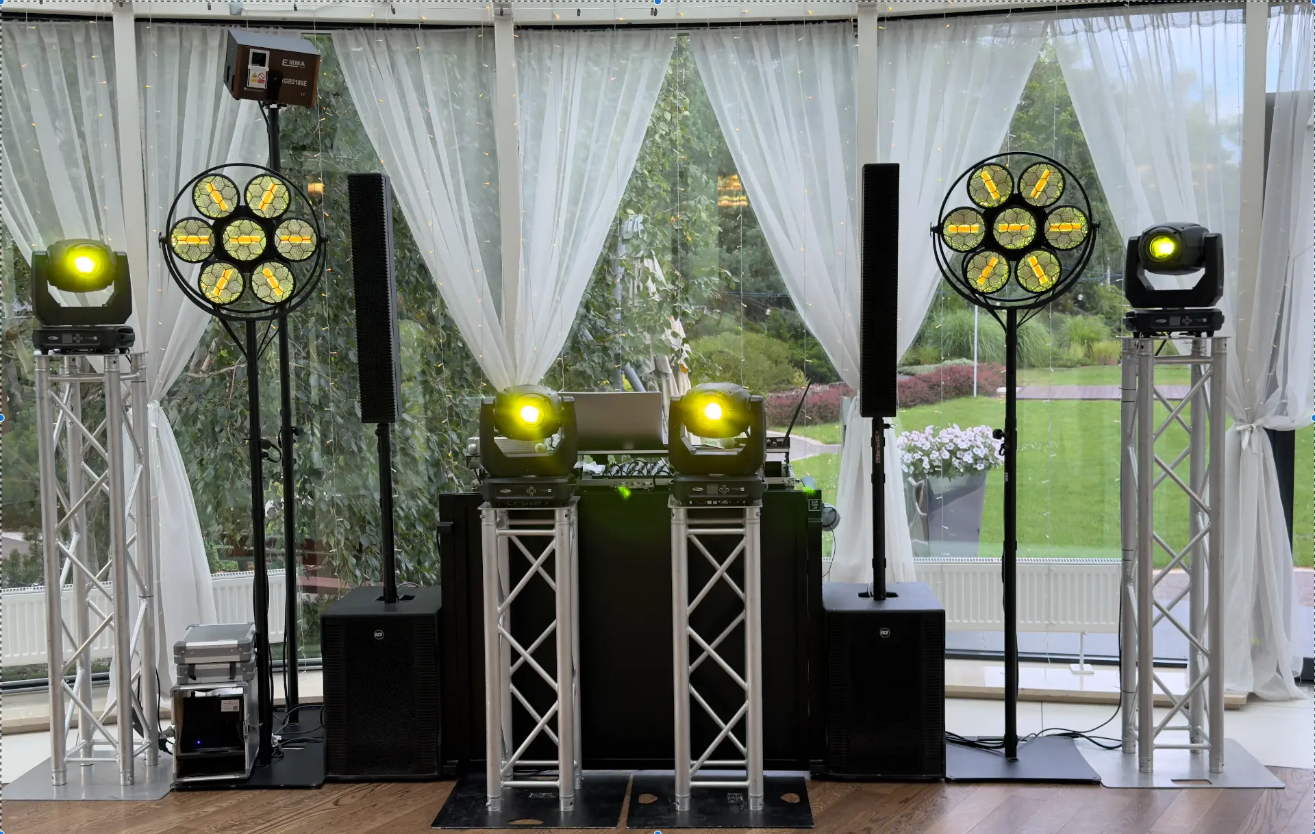 Stanowisko DJ-skie DJ Pana Mario — nagłośnienie RCF, głowy ruchome i oświetlenie LED w sali weselnej