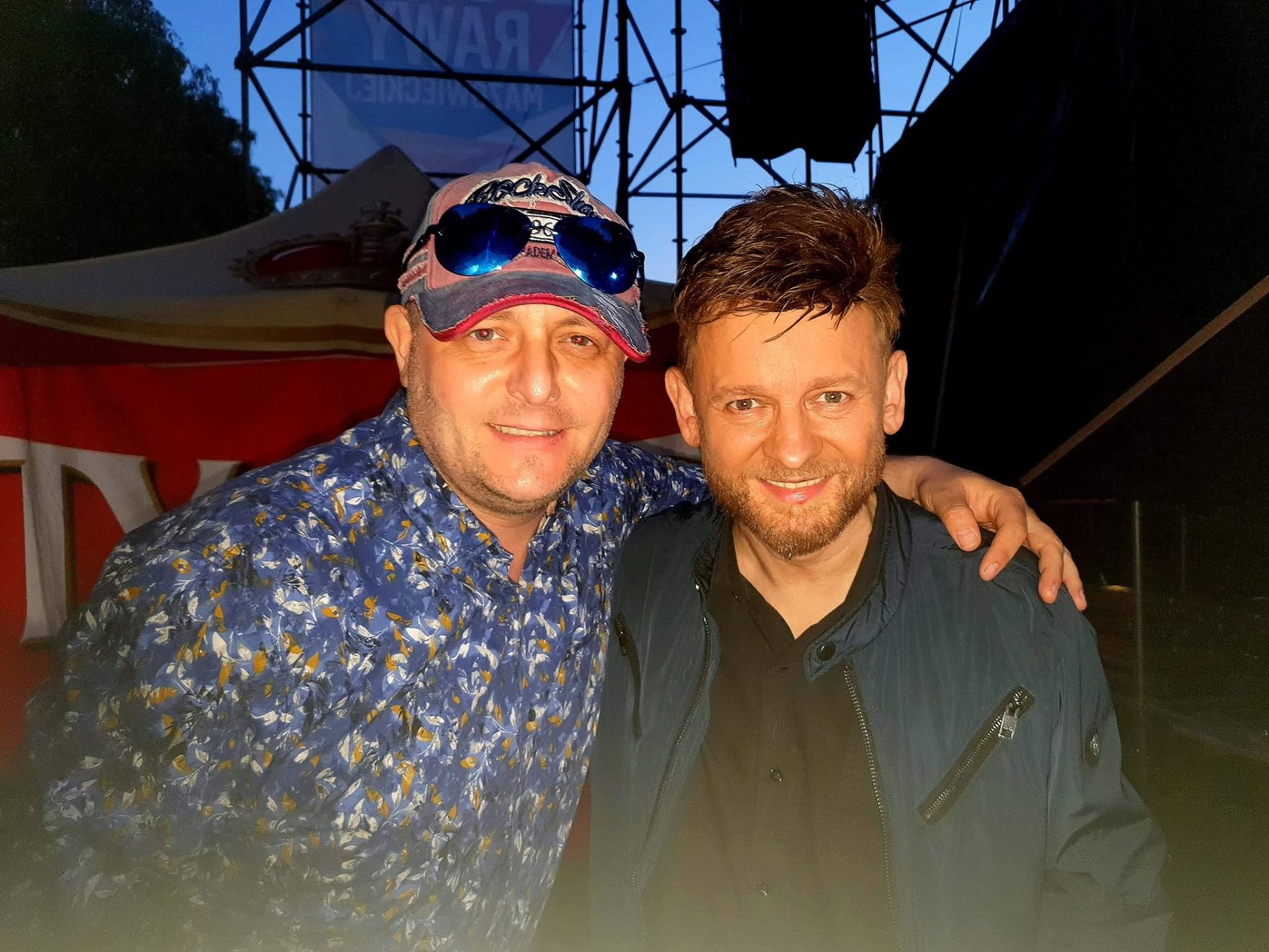 DJ Pan Mario z Pawłem Domagałą za sceną