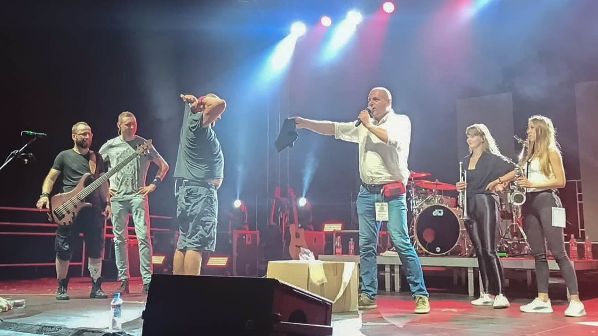 DJ Pan Mario z zespołem Łydka Grubasa na scenie