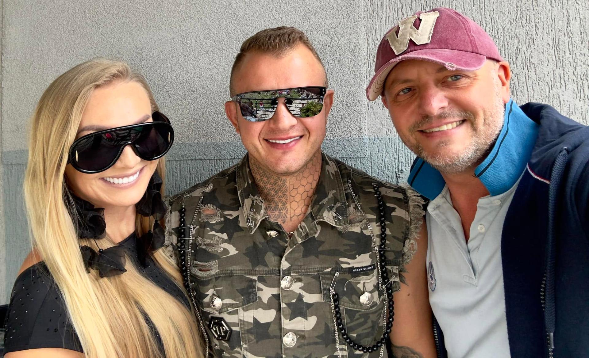 DJ Pan Mario z gośćmi w słońcu