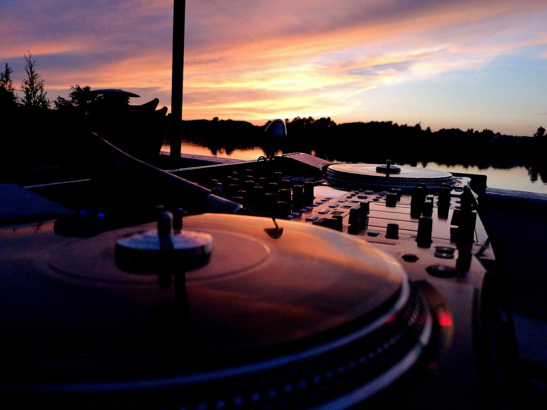 DJ Pan Mario podczas wesela — elegancki wieczór ze świecami i światełkami