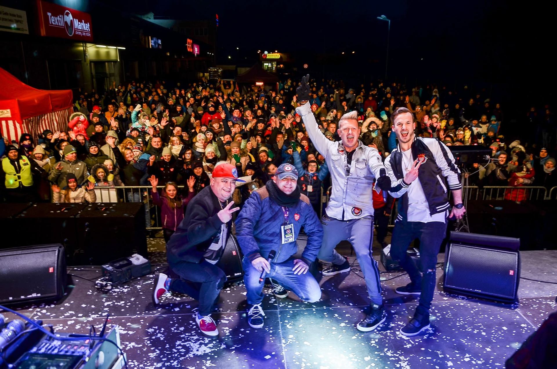 DJ Pan Mario na scenie z tłumem podczas finału WOŚP