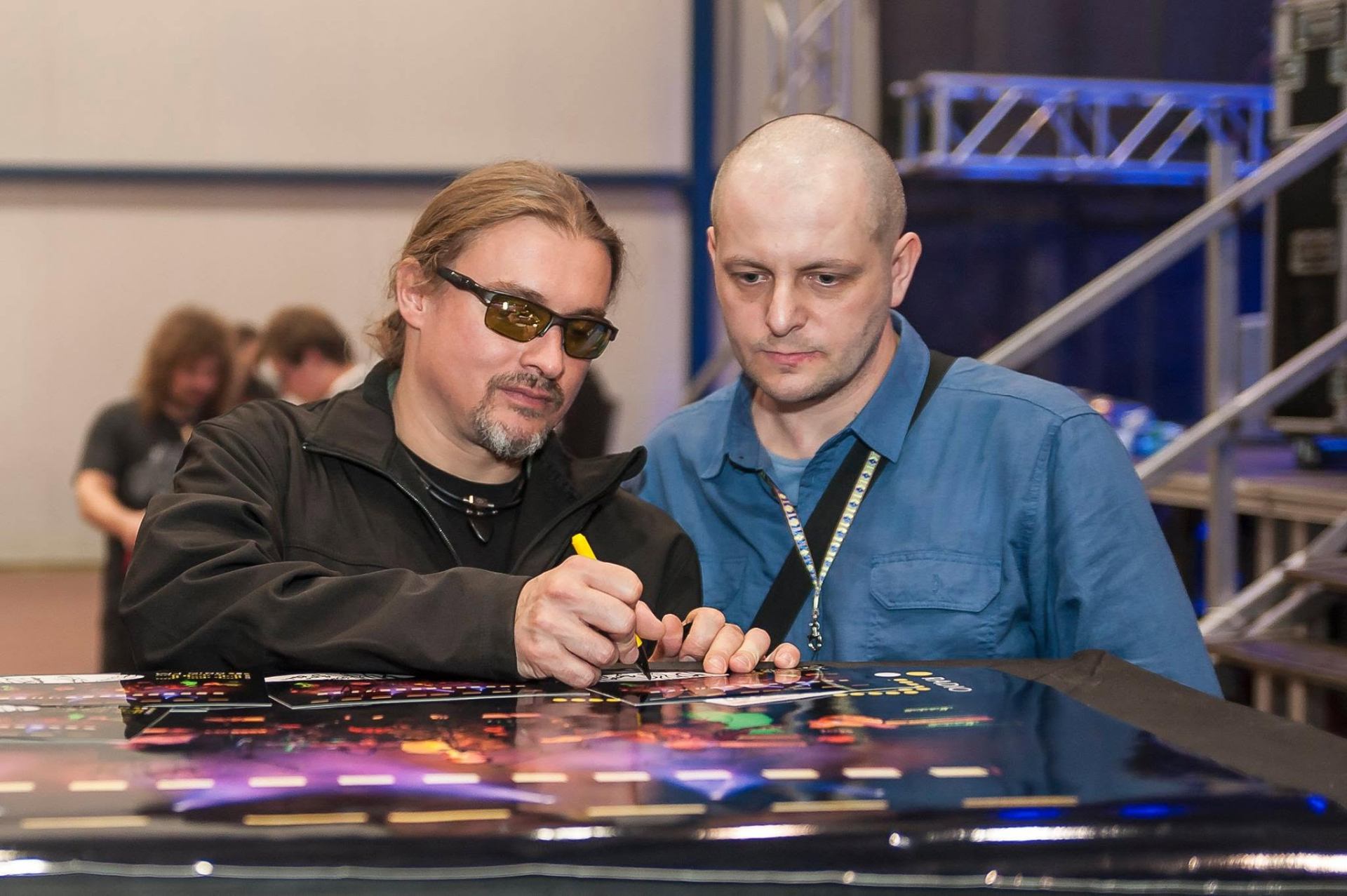 DJ Pan Mario z artystą podpisującym plakat po koncercie