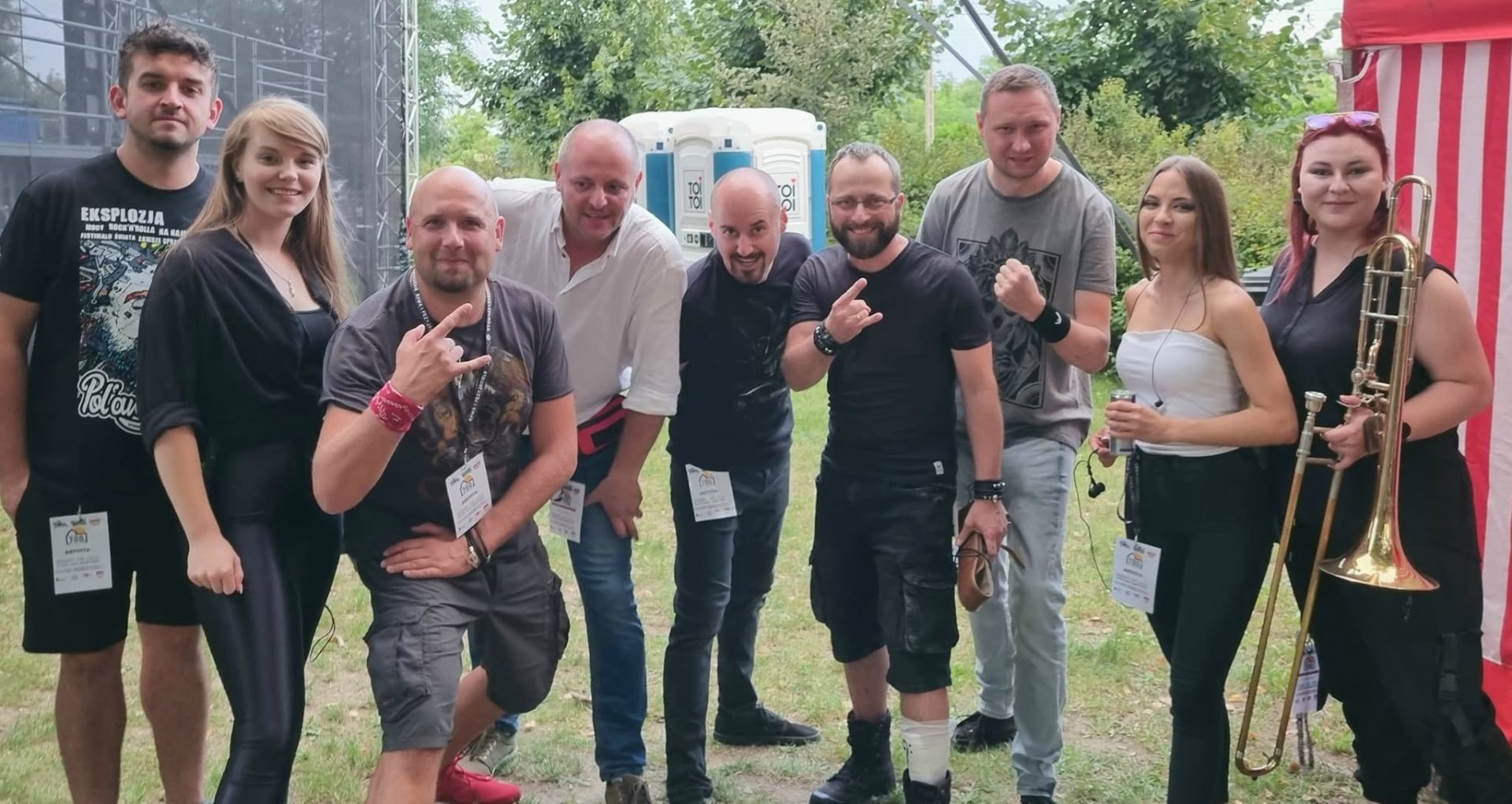DJ Pan Mario z zespołem za kulisami festiwalu